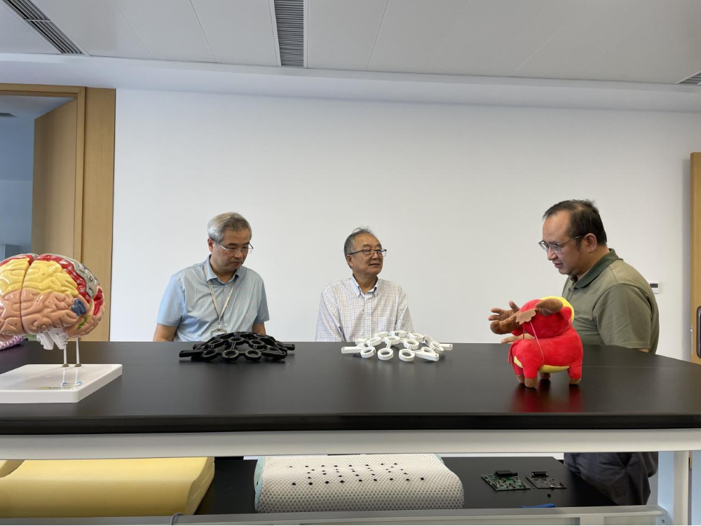 中国科学院外籍院士、美国杜克大学终身讲席教授王小凡访问广东省智能院