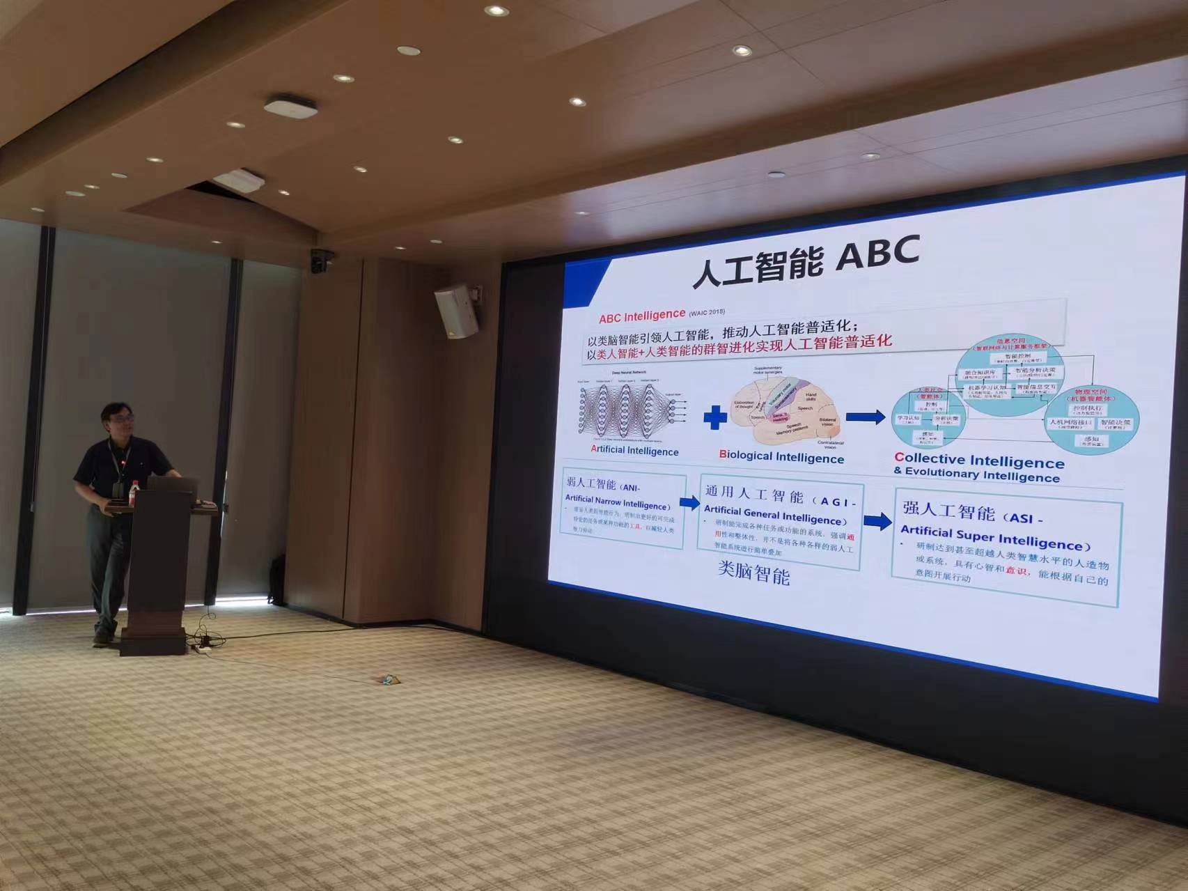 郑立荣研究员以《脑区网络和超大规模类脑模拟》为主题进行“科学研究技术与方法”系列课程第二讲授课